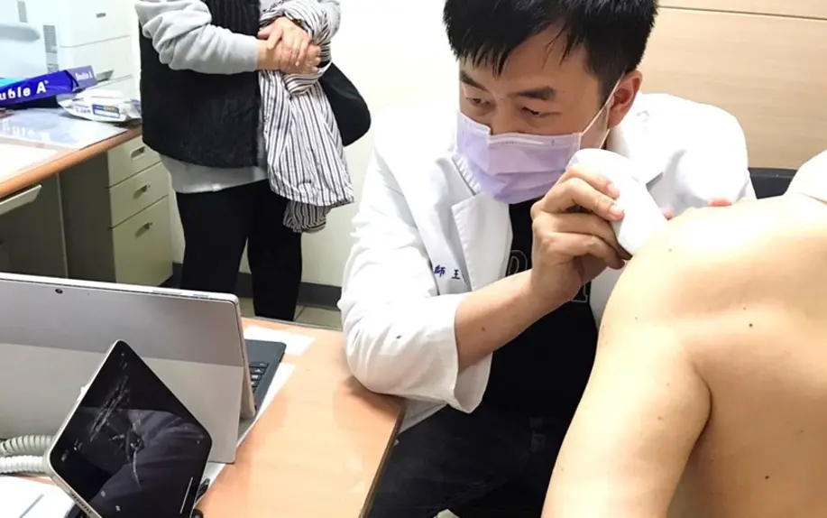 王博醫師以超音波進行肩部肌肉骨骼評估